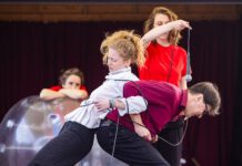 Theater spielt mit Arbeit und Krise