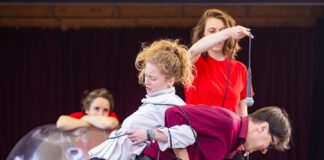 Theater spielt mit Arbeit und Krise