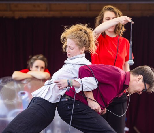 Theater spielt mit Arbeit und Krise