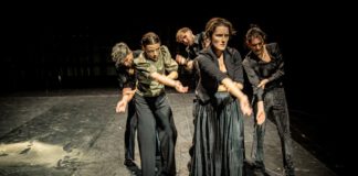 35 Jahre Theaterhaus Jena! Szene aus "Die Hundekot-Attacke" Foto: Joachim Dette
